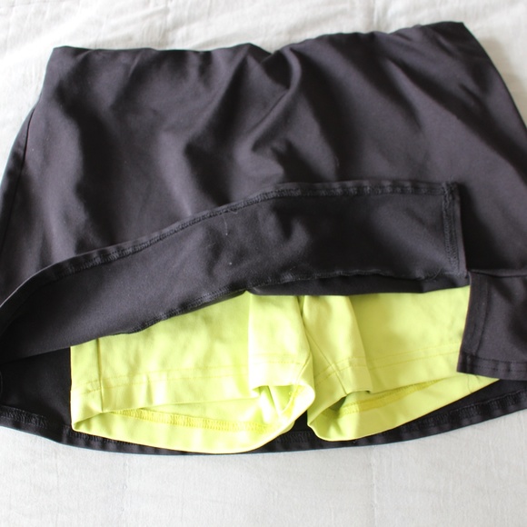 Black tennis skirt with lime green spandex - Picture 3 of 5